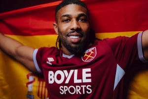 记者：埃尔切与阿达玛·特劳雷进行谈判，有意免签
