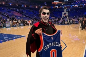 联动！WWE明星丹·豪森也前往MSG观战G3 还获赠特制球衣