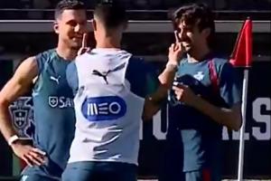 罗三岁！C罗训练期间向达洛特和特林康竖中指，逗笑二人