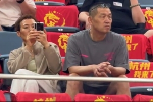回归中国男篮后的首场比赛 杨瀚森的父母也来到现场观战