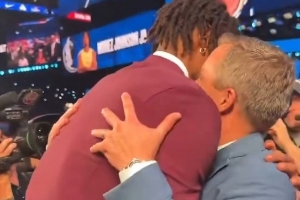 贵人！小莫雷兹·约翰逊场下找到达斯蒂·梅 师徒二人紧紧拥抱